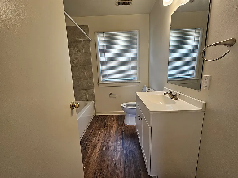 4212 Holcombe Rd — Photo 6