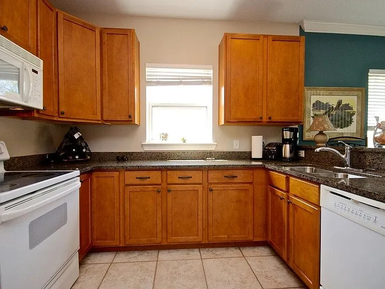 Hickory Cabinet & Granite Counters