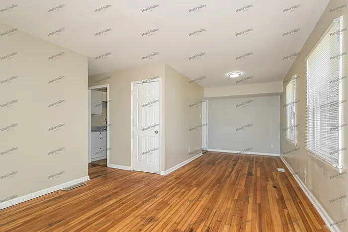 3 bed, 1.0 bath, 856 sqft, $1,330 — Photo 4