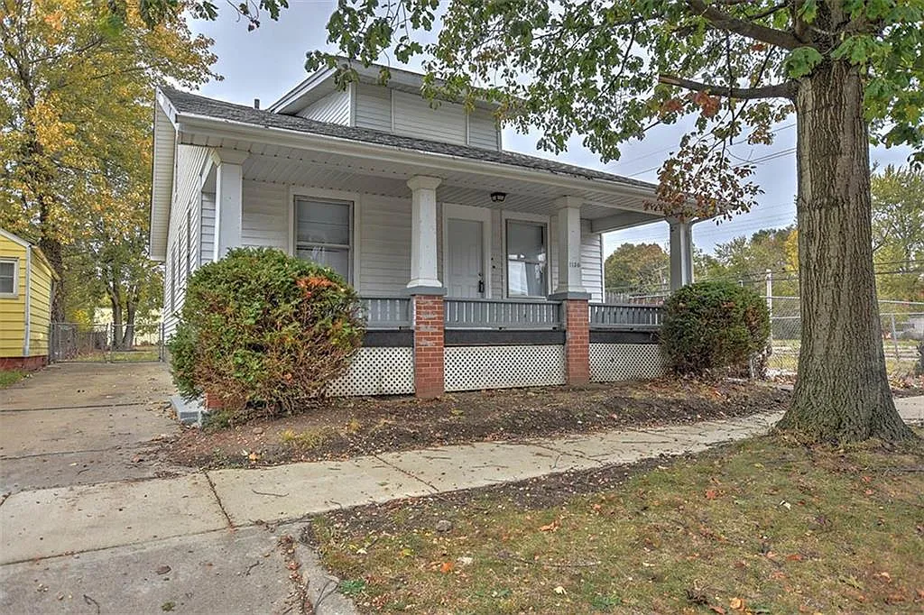 1136 E Main St photo 1