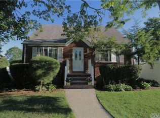 702 Midwood St, Uniondale, NY 11553