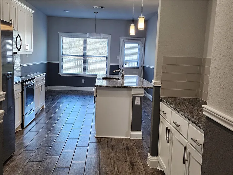 702 Amber Dr — Photo 6