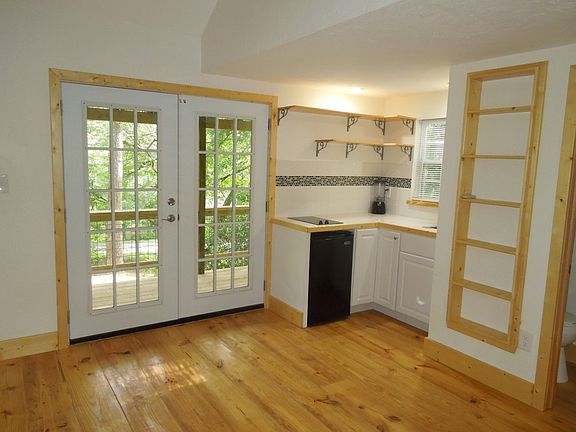 3rd image of 227 Edenburg St