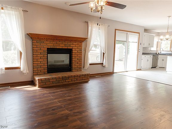 4th image of 3069 Castle West Cir NW