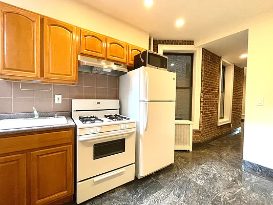 Rented by Astoria Realty | media 16