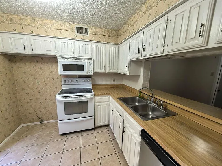 885 Dublin Dr #1 — Photo 2