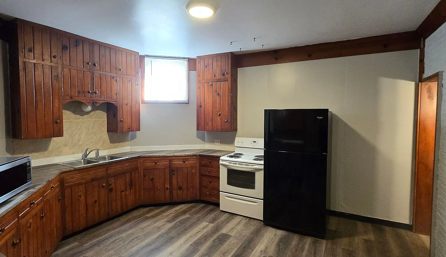 Large 1 bedroom remodeled apartment, washer/dryer hookups — Photo 1