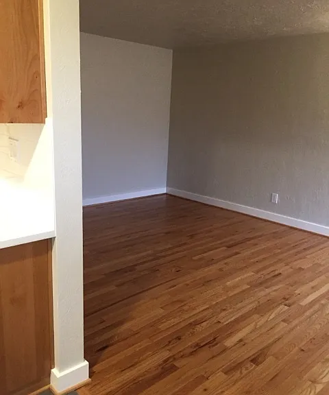 Lombardy Apartments — Photo 11