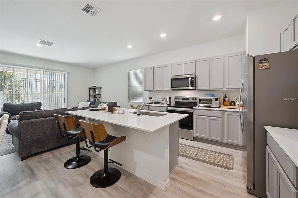 3 bed, 2.5 bath, 1758 sqft, $2,000 — Photo 4