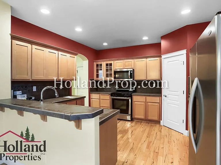 319 NW Wildwood St — Photo 12