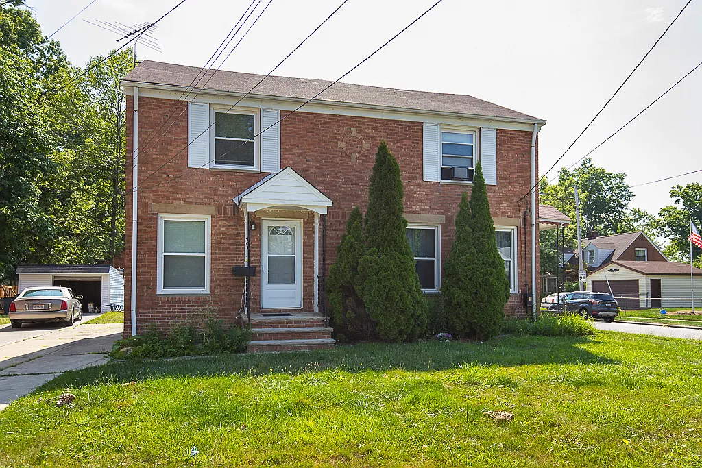 401 E 250th St photo 1