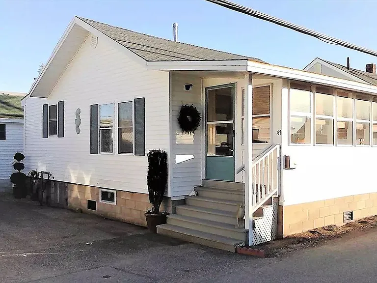 47 Brown Ave — Photo 1
