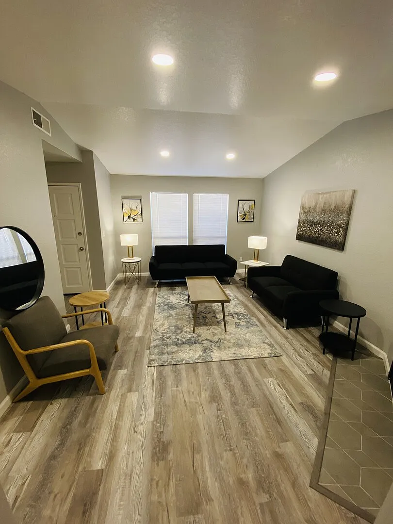 Beautifully Remodeled Modern Retreat W/Garage! — Photo 4