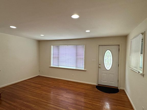 3rd image of 3204 Henderson Ave