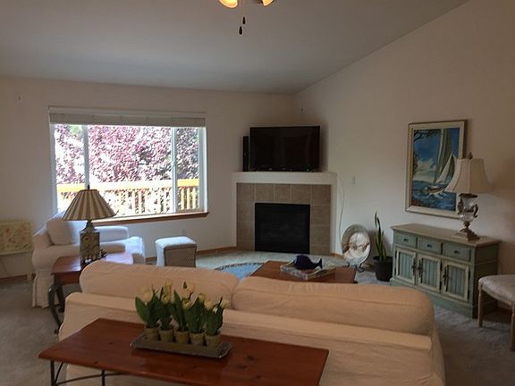 vaulted ceilings, gas fireplace, ceiling fans