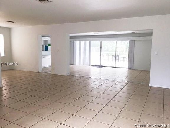 3rd image of 827 S 26th Ave