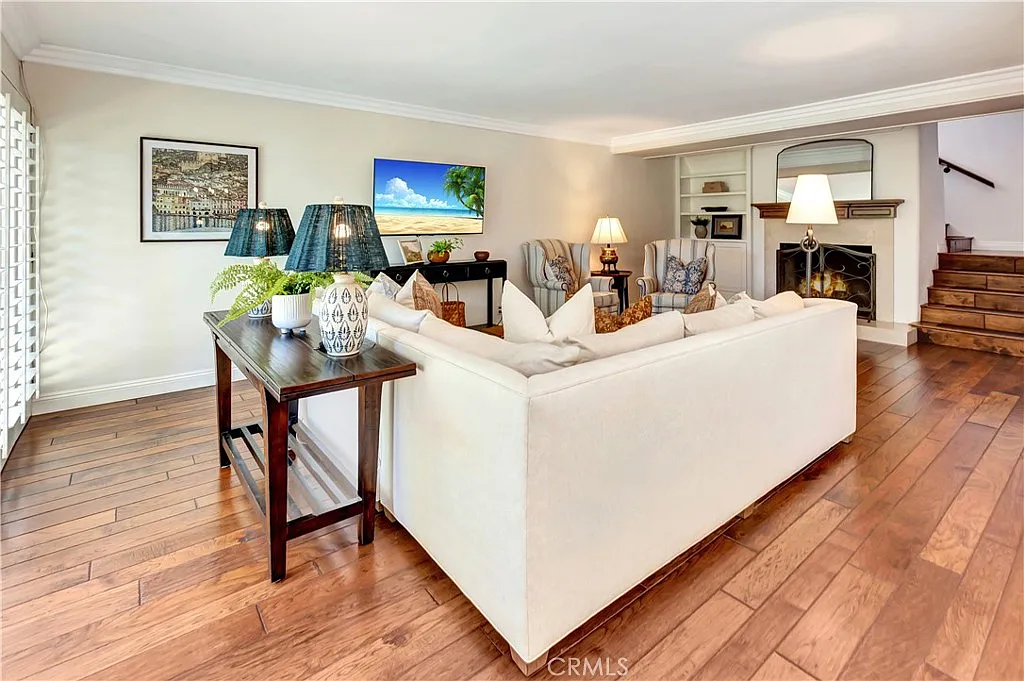 3 bed, 2.5 bath, 1881 sqft, $7,800 — Photo 2