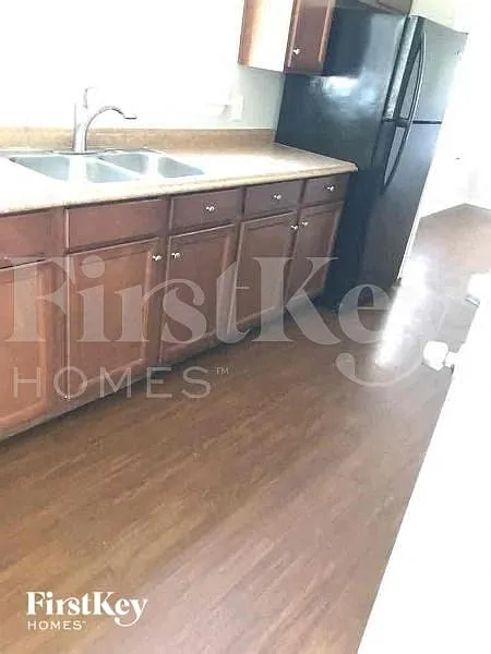 3 bed, 1.0 bath, 1024 sqft, $2,230 — Photo 4
