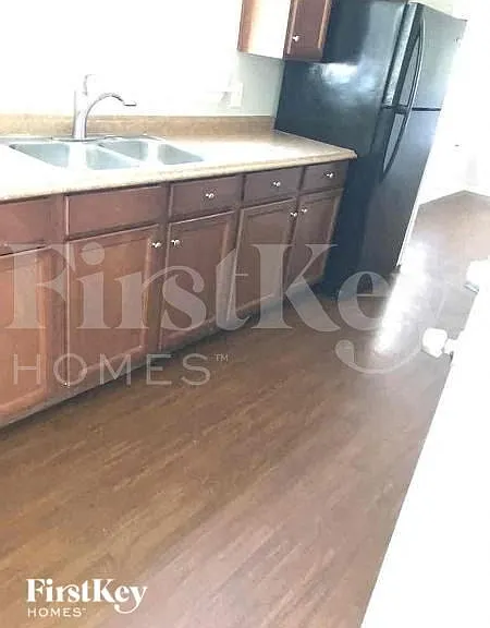 1146 Hinckley St — Photo 4