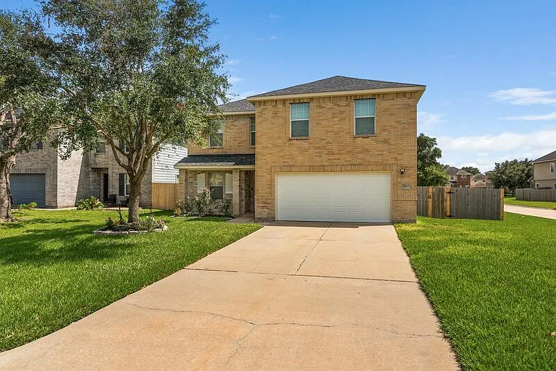5 bed, 2.5 bath, 3182 sqft, $2,800 — Photo 1