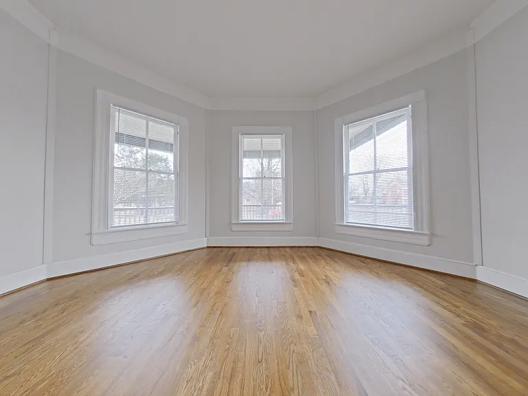 304 Oakwood St — Photo 7