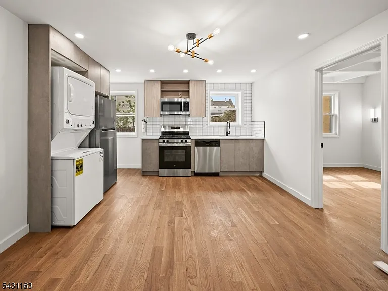 100 Chestnut St #3 — Photo 3