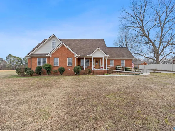 101 Meadowlark Ln, Albertville, AL 35951