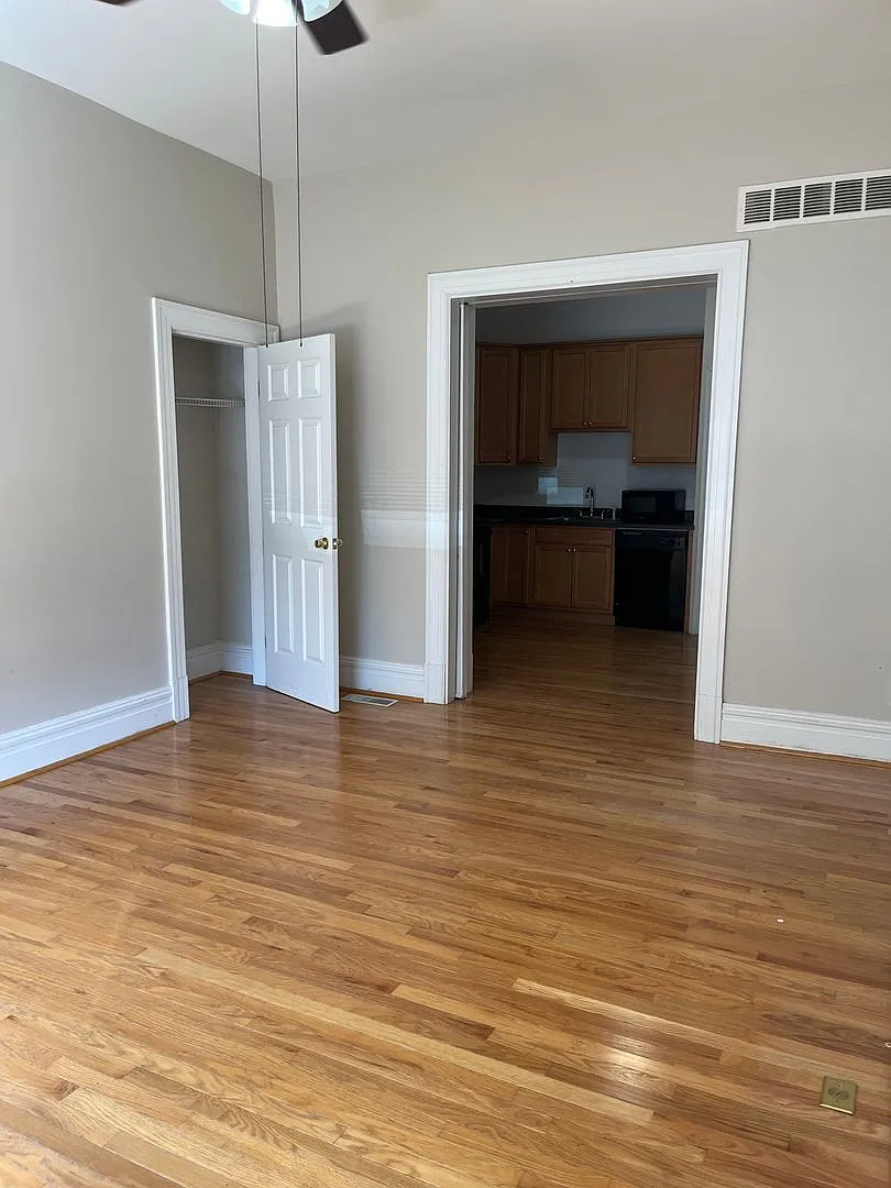 Modern 1 Bedroom in Benton Park with in-unit Washer/Dryer — Photo 3