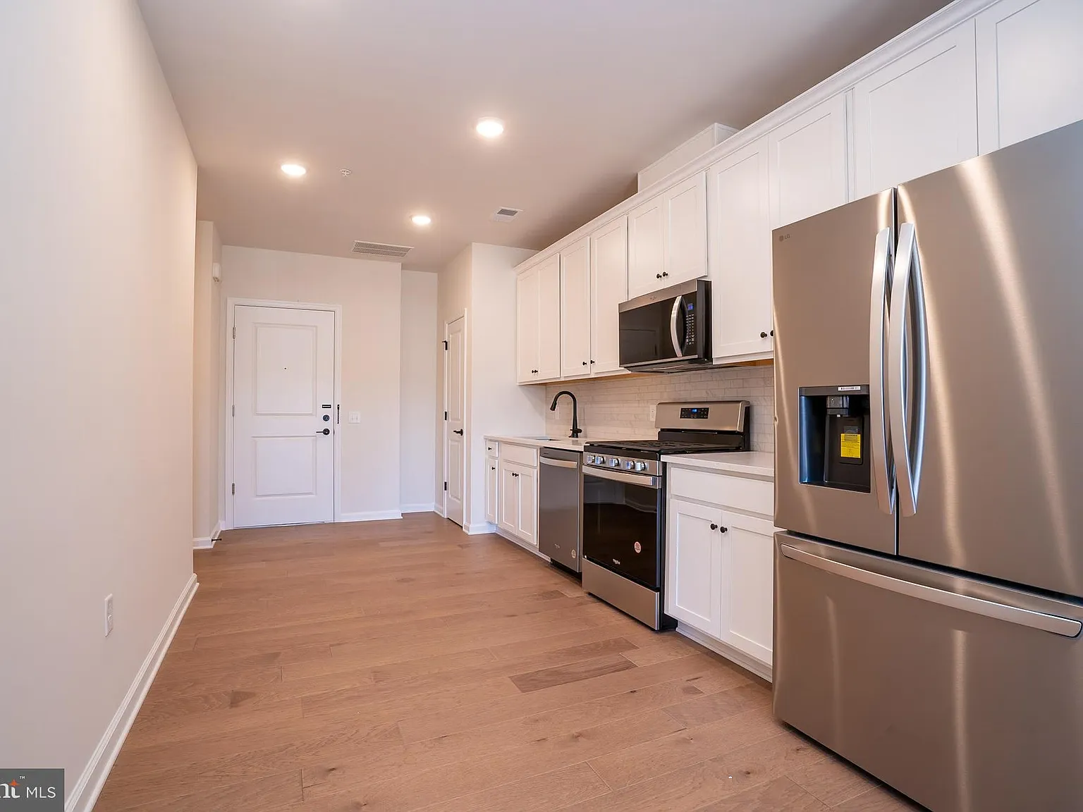 2 bed, 1020 sqft, $3,200 — Photo 3