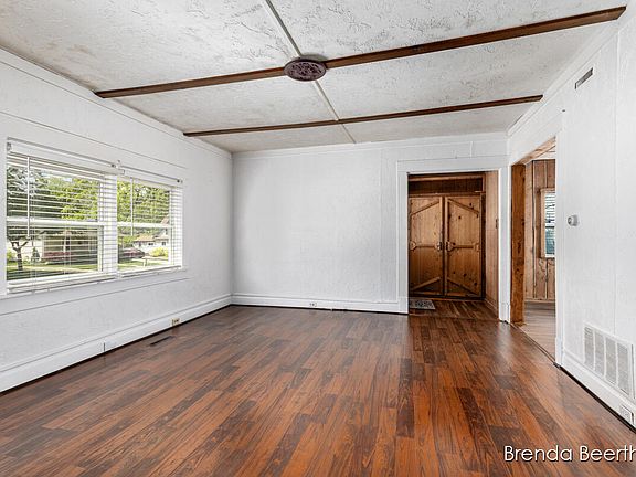 5th image of 165 E Division St NE