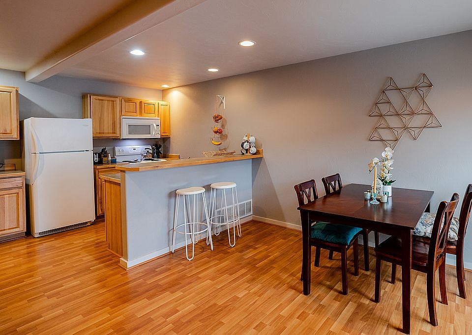 1st image of 935 Forestglen Dr APT B