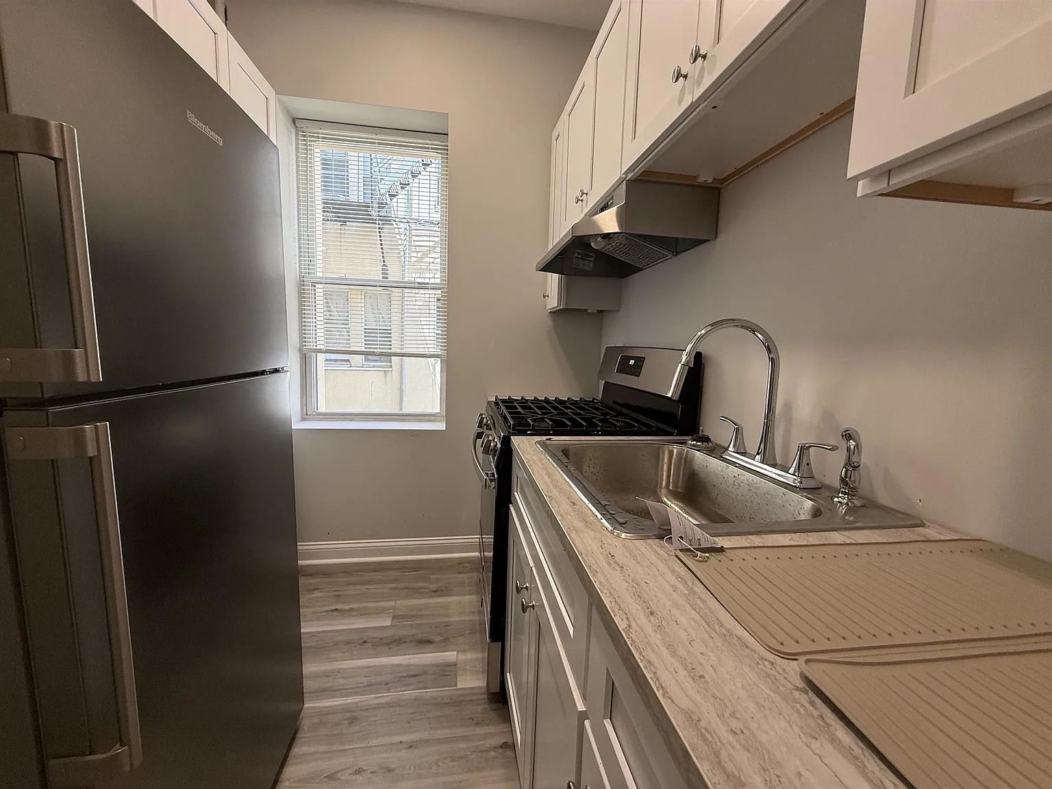 2 bed, 800 sqft, $3,100 — Photo 2