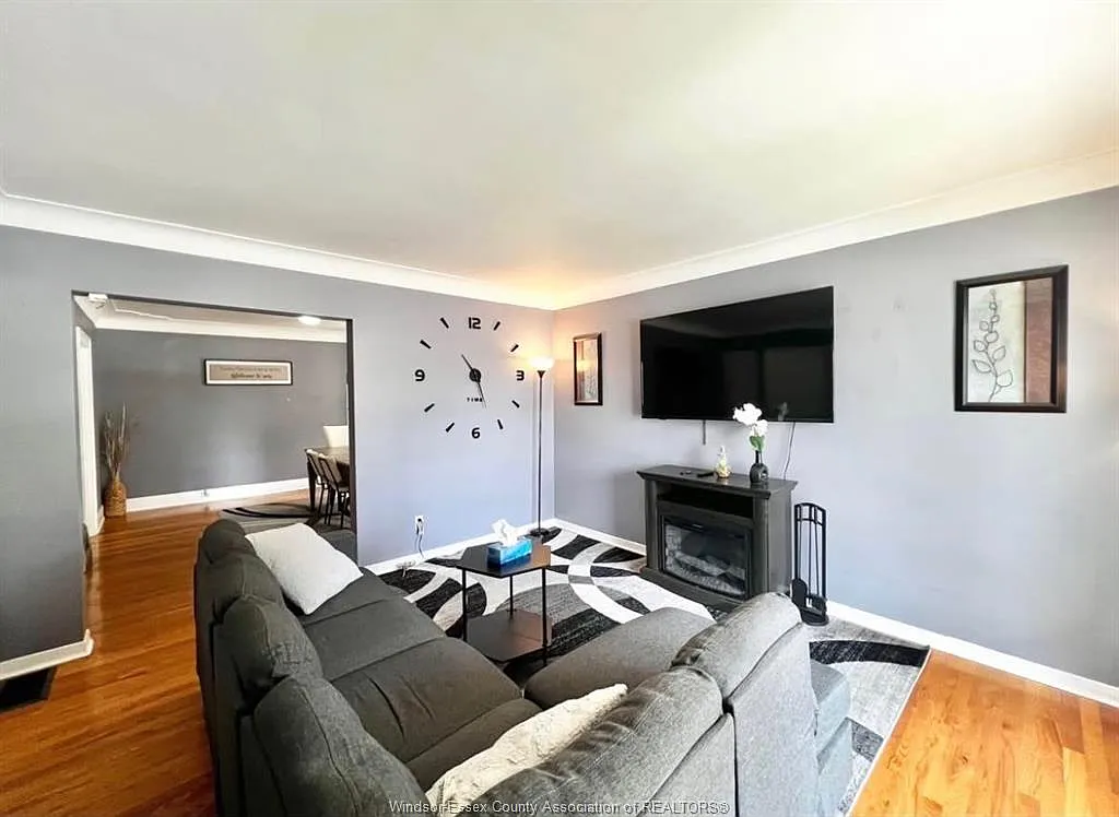 3 bed, $2,100 — Photo 2