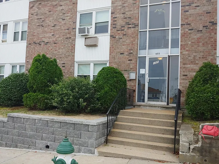 695 N Main St #7 — Photo 1