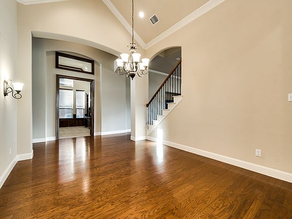 5th image of 2220 Montgomerie Ave
