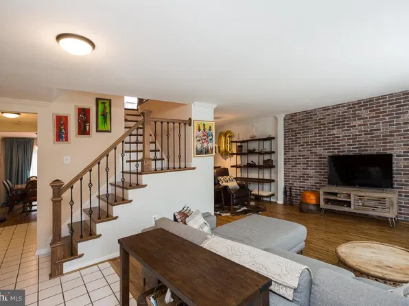 7952 Yancey Dr, Falls Church, VA 22042