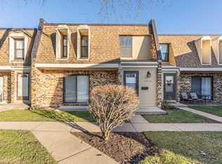 2016 Country Club Dr, Woodridge, IL 60517