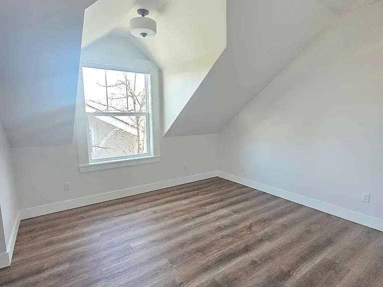 541 Brooks St — Photo 8