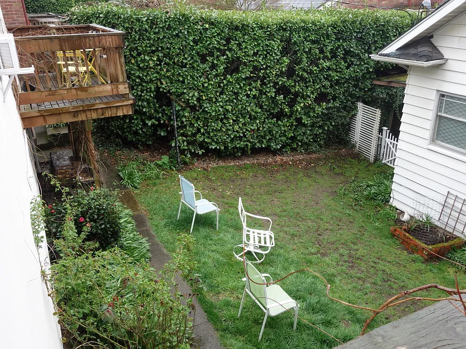Private lawn (shared with other tenants)