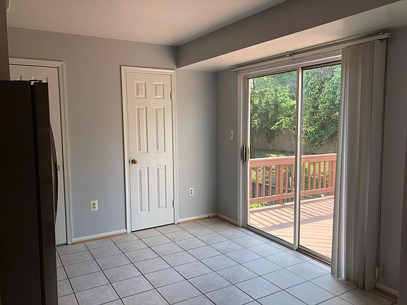 3rd image of 5421 Middlebourne Ln