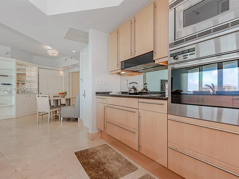1000 S Pointe Dr #905 — Photo 15