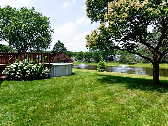 3rd image of 23W364 Woodcrest Ct W