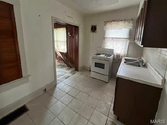 4th image of 102 S Hartnett Ave