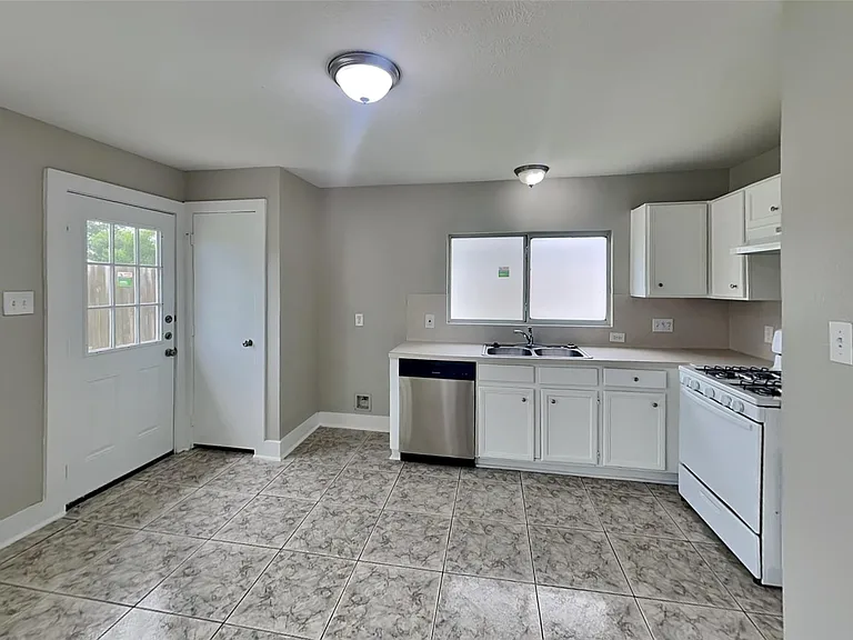 430 Fishhawk Way — Photo 4