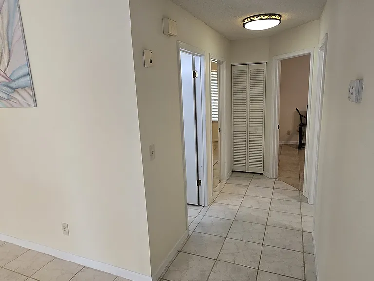 176 N Roscoe Blvd — Photo 12