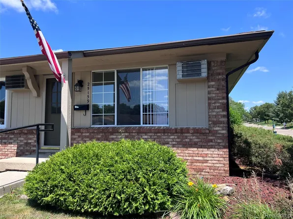 25159 Franklin Ter Unit 8, South Lyon, MI 48178