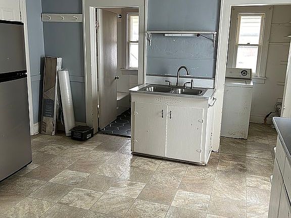 4th image of 1055 Bucklin St