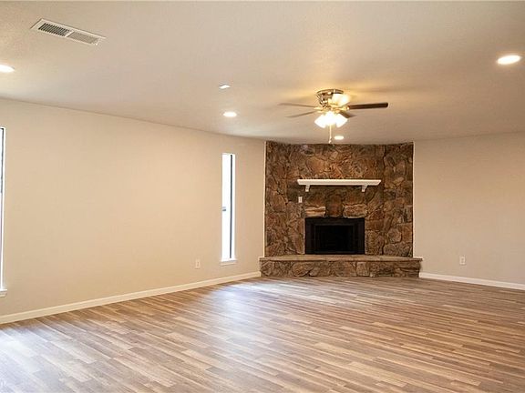 5th image of 3833 Carey St