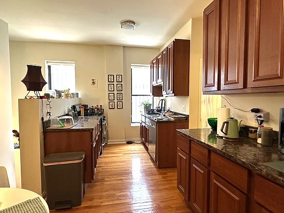 4th image of 1044 W School St APT 1F
