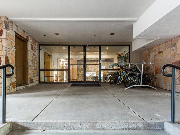 5th image of 1585 Empire Ave #101